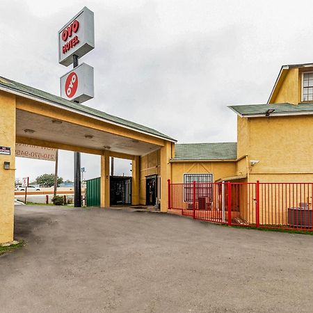 Oyo Hotel San Antonio Lackland Near Seaworld ภายนอก รูปภาพ