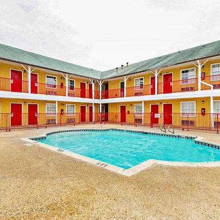 Oyo Hotel San Antonio Lackland Near Seaworld ภายนอก รูปภาพ