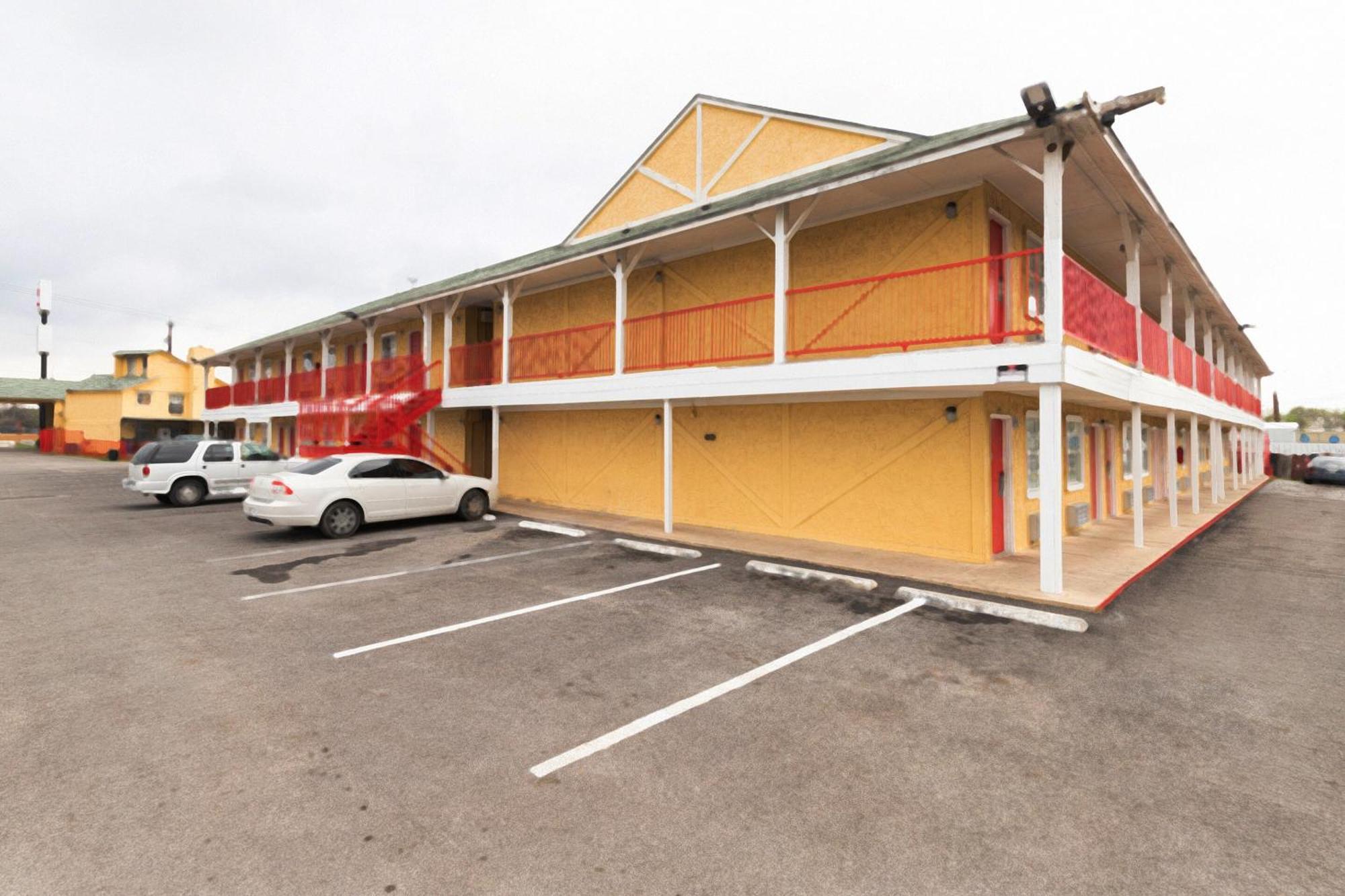 Oyo Hotel San Antonio Lackland Near Seaworld ภายนอก รูปภาพ