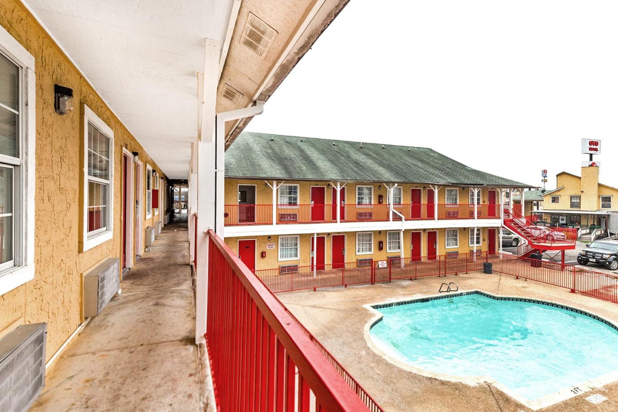 Oyo Hotel San Antonio Lackland Near Seaworld ภายนอก รูปภาพ