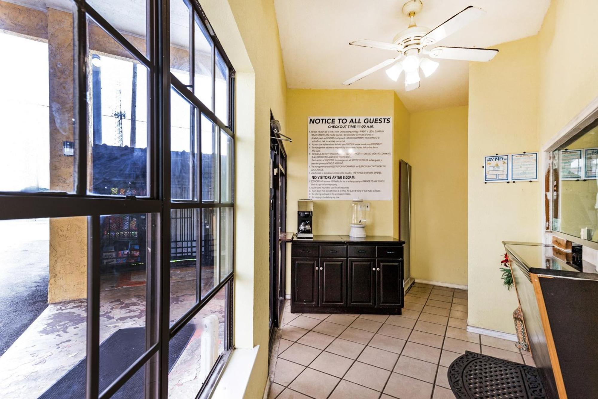 Oyo Hotel San Antonio Lackland Near Seaworld ภายนอก รูปภาพ