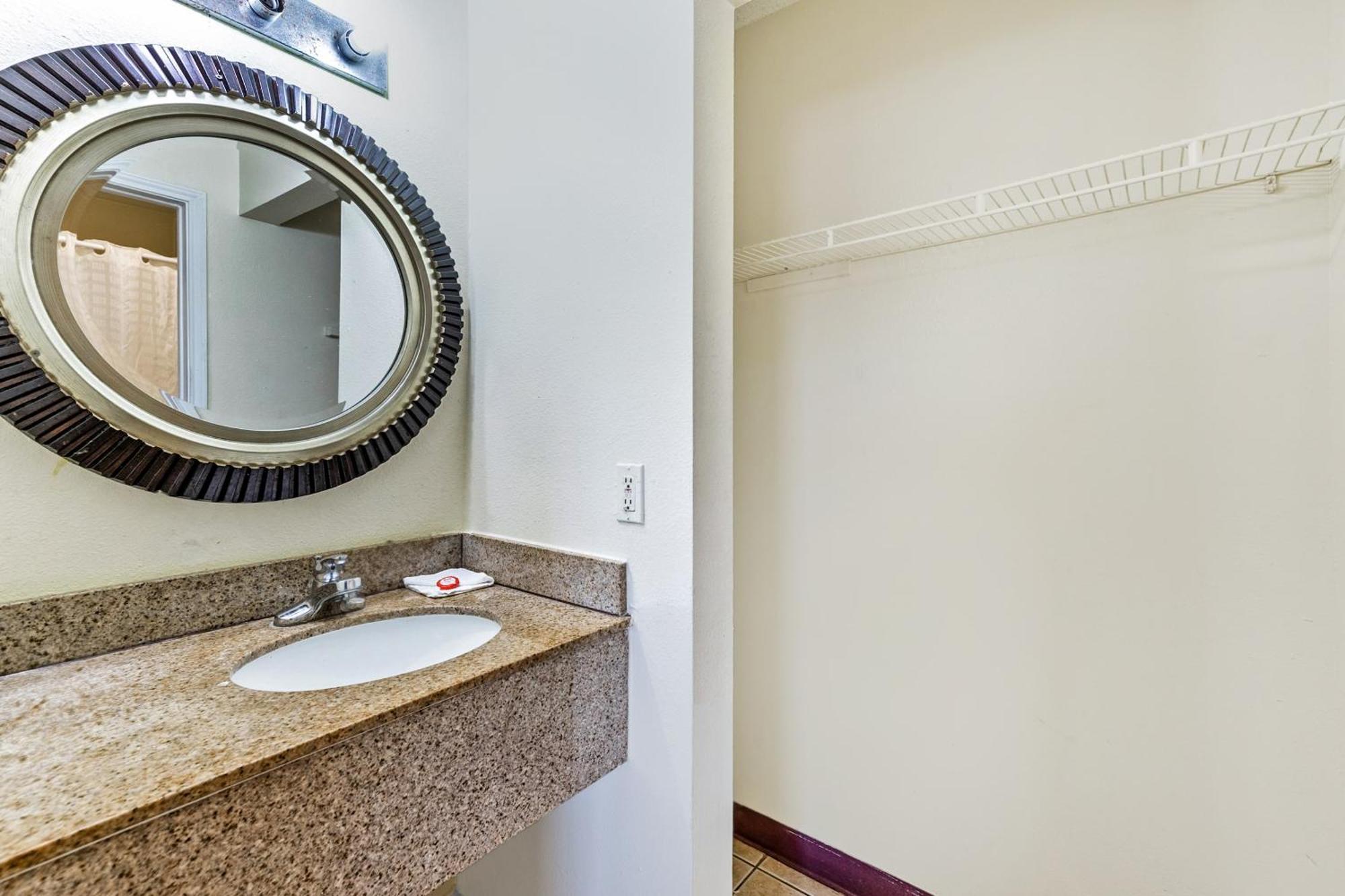 Oyo Hotel San Antonio Lackland Near Seaworld ภายนอก รูปภาพ