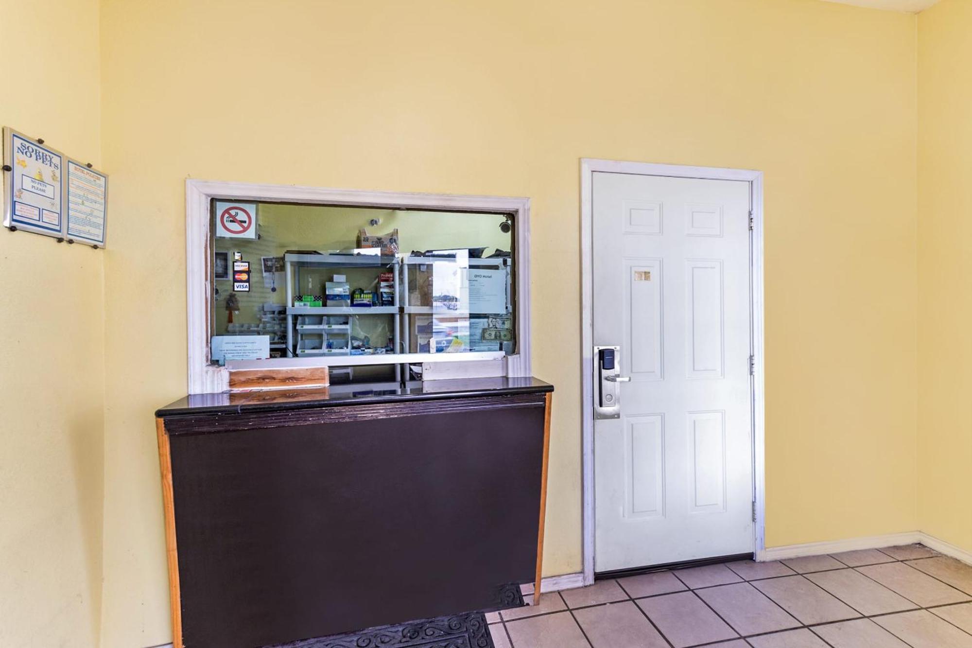Oyo Hotel San Antonio Lackland Near Seaworld ภายนอก รูปภาพ