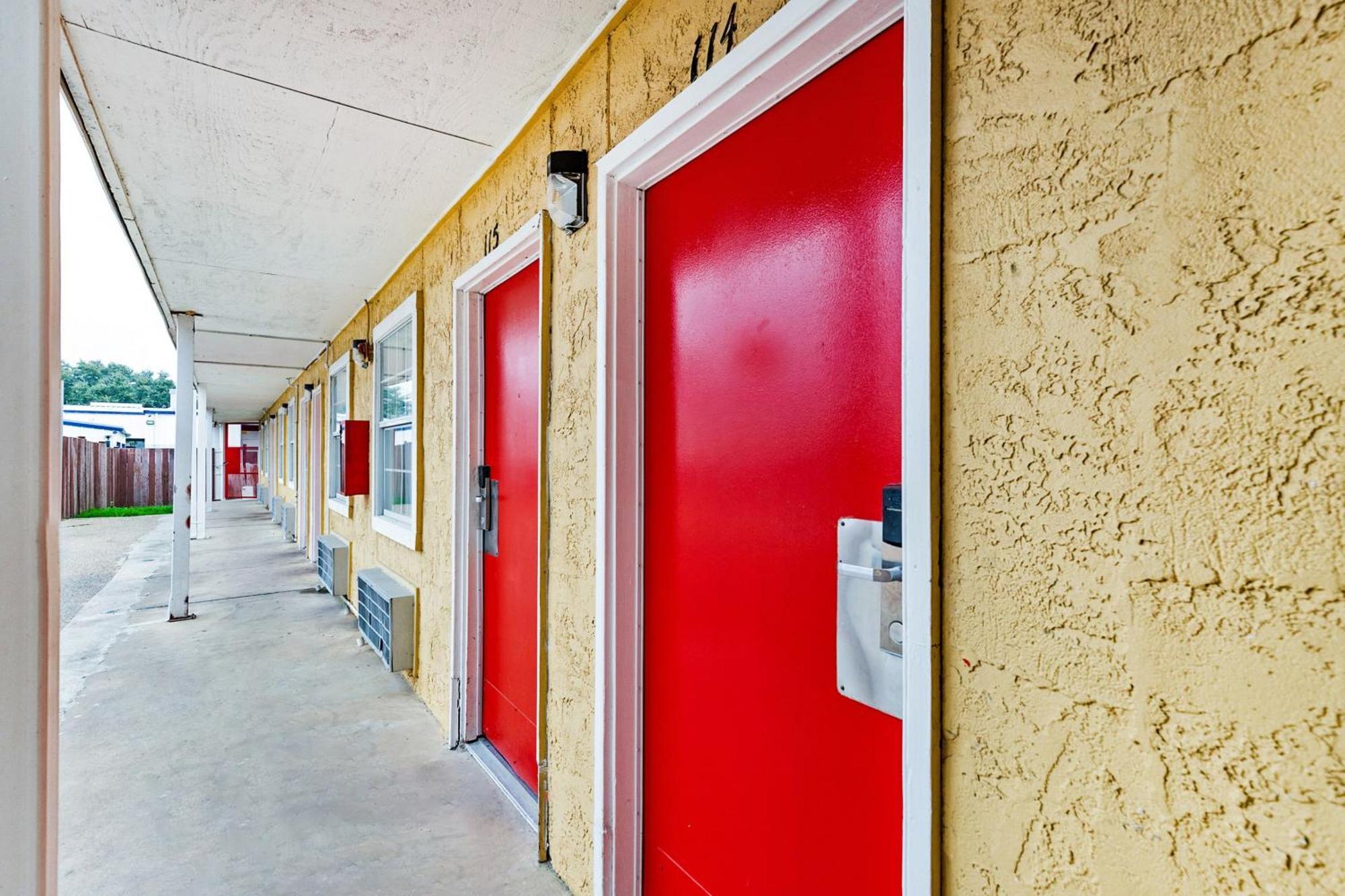 Oyo Hotel San Antonio Lackland Near Seaworld ภายนอก รูปภาพ