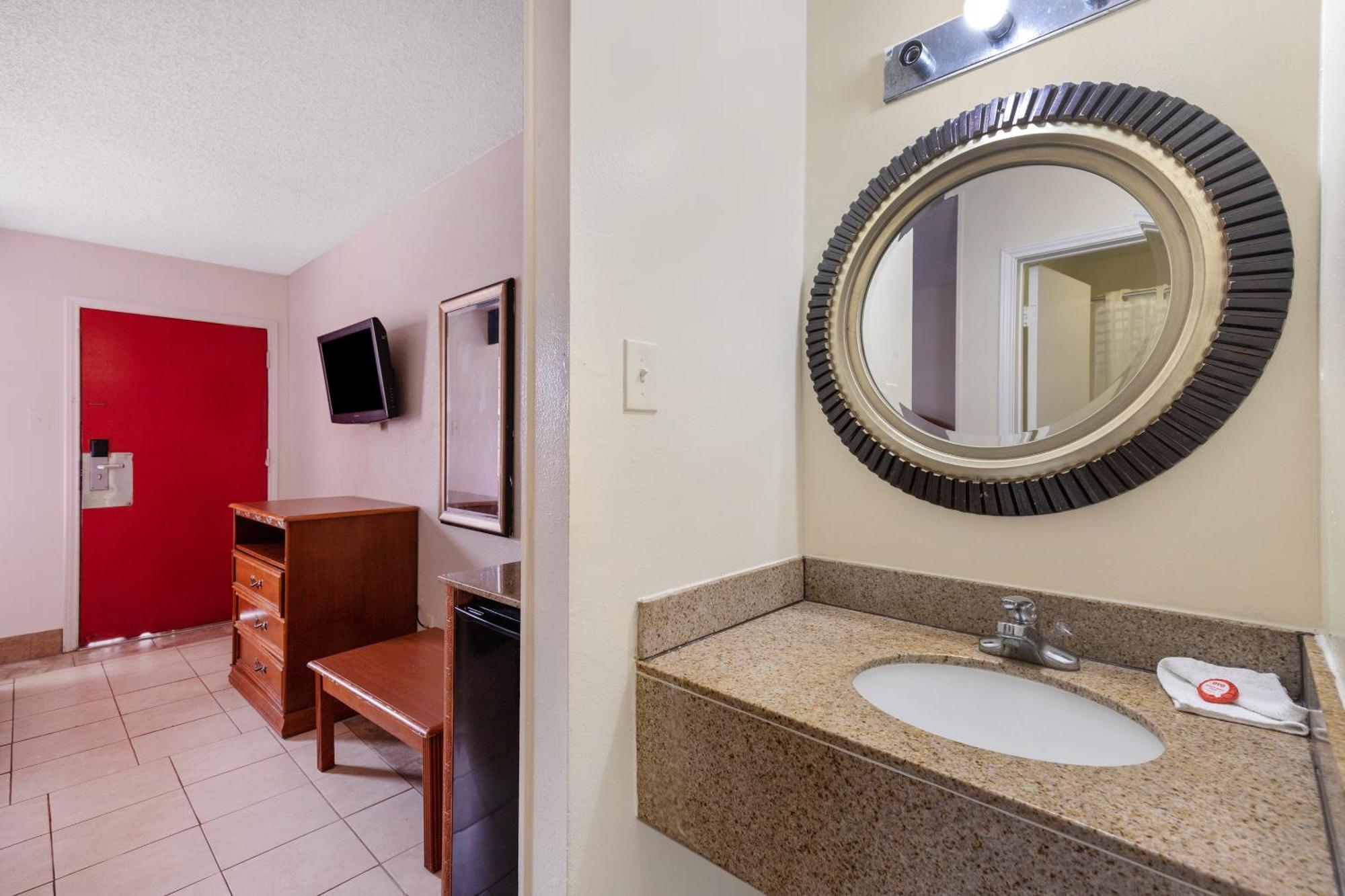 Oyo Hotel San Antonio Lackland Near Seaworld ภายนอก รูปภาพ