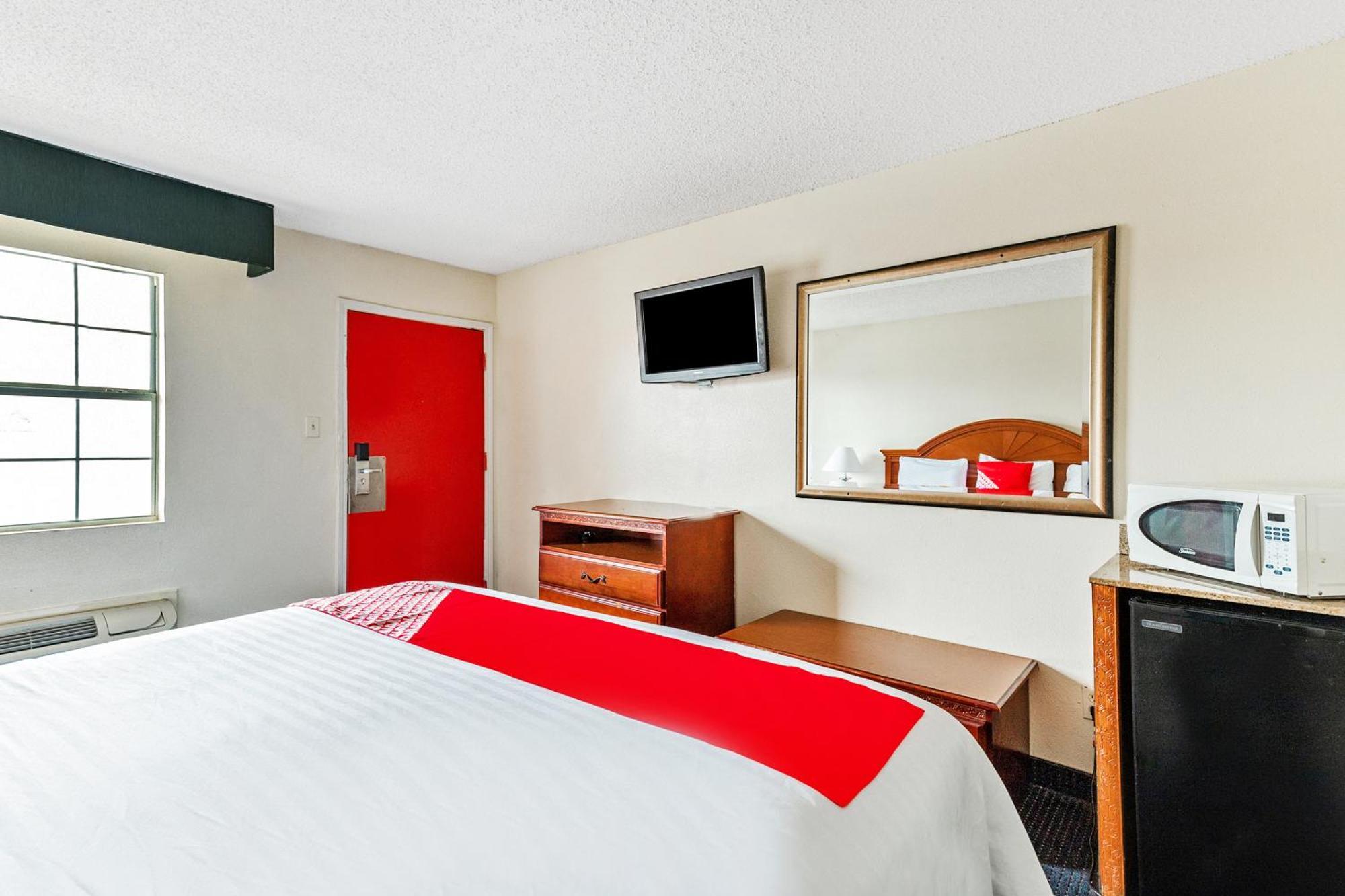 Oyo Hotel San Antonio Lackland Near Seaworld ภายนอก รูปภาพ